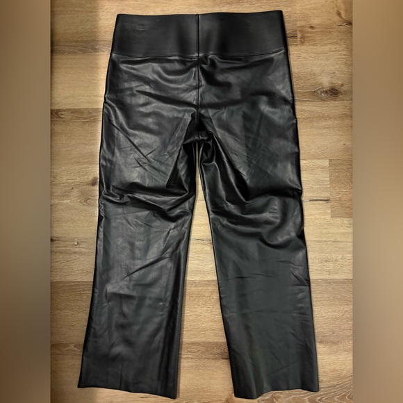 Hue Flatting Fit Tummy Control Faux Leather Shiny Cropped Flares NWT in Black - Picture 9 of 10